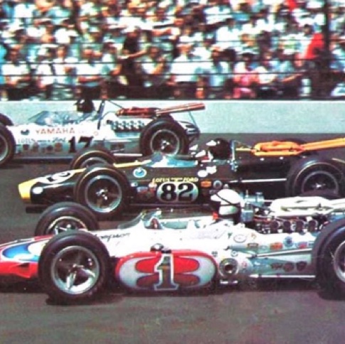 Jimmy entre A.J. Foyt (Lotus 34) et D. Gurney   (Lotus 34)